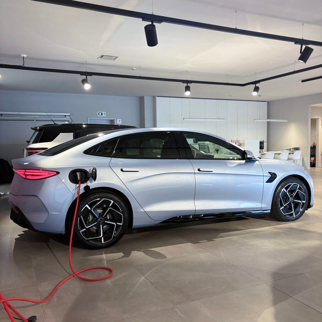 Thuis elektrisch opladen vs publiek laden