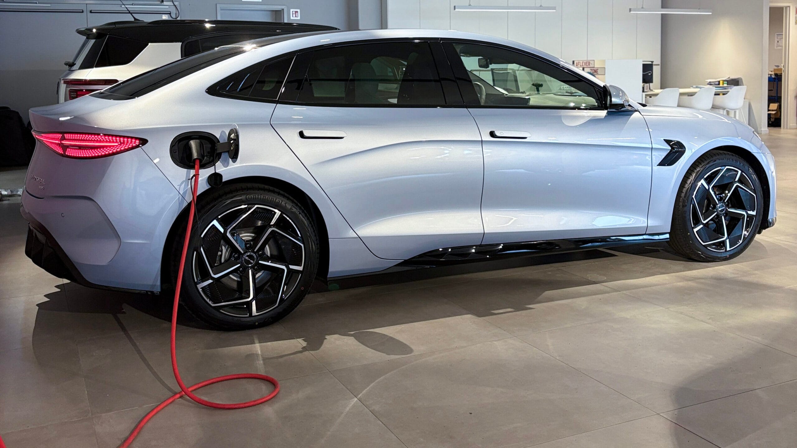 Thuis elektrisch opladen vs publiek laden